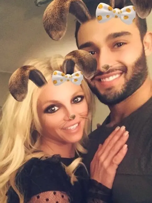 Sam dan Britney Spears mulai berkencan beberapa bulan usai Sam bertemu dalam syuting music video "Slumber Party". (instagram/britneyspears)