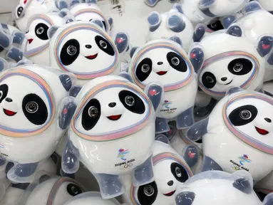 Boneka mainan maskot Olimpiade Musim Dingin Beijing 2022 Bing Dwen Dwen terlihat di sebuah pabrik di Nantong di provinsi Jiangsu Timur, China (8/2/2022). (AFP Photo/STR)