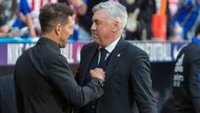 Diego Simeone dan Carlo Ancelotti pada laga Derbi Madrid (c) La Liga