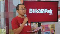 CEO Bukalapak, Achmad Zaky memberi kata sambutan pada acara peresmian kantor Bukalapak.com yang bertepatan dengan perayaan ulang tahun ke-6 di kawasan Kemang, Jakarta, Selasa (12/1). Acara ini dihadiri Menkominfo Rudiantara. (Liputan6.com/Faisal R Syam)