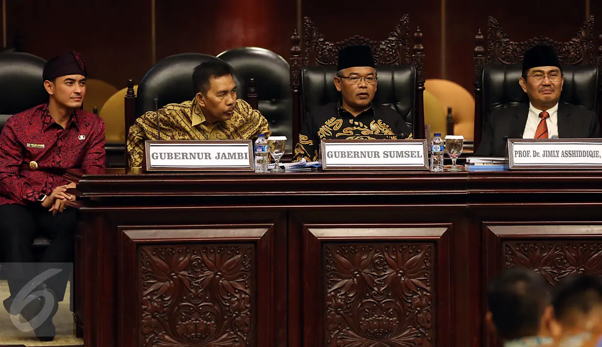Gubernur Jambi Zumi Zola, Wagub Sumsel Ishak Mekki, Ketua DPD Mohammad Saleh dan Ketua Ketua Badan Koordinasi Masyarakat Sumatera bagian Selatan (BKMS), Jimly Asshidiqie mengikuti Sosialisasi 4 Pilar MPR, Jakarta, Senin (6/3). (Liputan6.com/Johan Tallo)