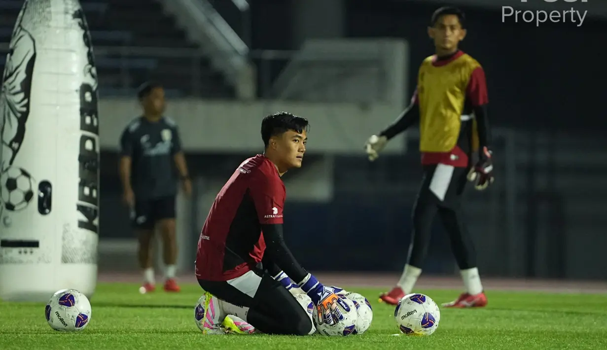 Kiper Timnas Indonesia, Ernando Ari, mengikuti sesi latihan jelang menghadapi tuan rumah Jepang dalam Kualifikasi Piala Dunia 2026 zona Asia di Suita City Stadium, Selasa (10/6/2025). (Dok PSSI)