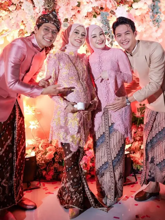 Lalu ada pula Dinda Hauw mengenakan kebaya pink dengan model lengan terompet dipadukan kerudung pink polos. Rey Mbayang pun mengenakan beskap coklat. [@rey_mbayang]