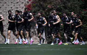 Para pemain Selandia Baru berlari selama latihan dan konferensi pers Selandia Baru sehari sebelum pertandingan Grup G Piala Dunia 2026 antara Iran dan Selandia Baru di Stadion Torero pada 12 Juni 2026 di San Diego, California. (Orlando Ramirez/Getty Images via AFP)
