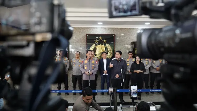 Kepala Kepolisian Republik Indonesia (Kapolri) Jenderal Polisi Listyo Sigit Prabowo dan Ketua Umum Persatuan Sepak Bola Seluruh Indonesia (PSSI) Erick Thohir