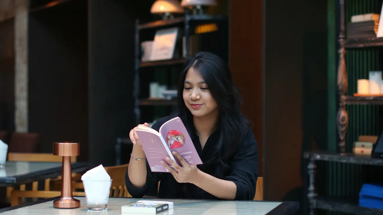 wanita mei hari buku nasional