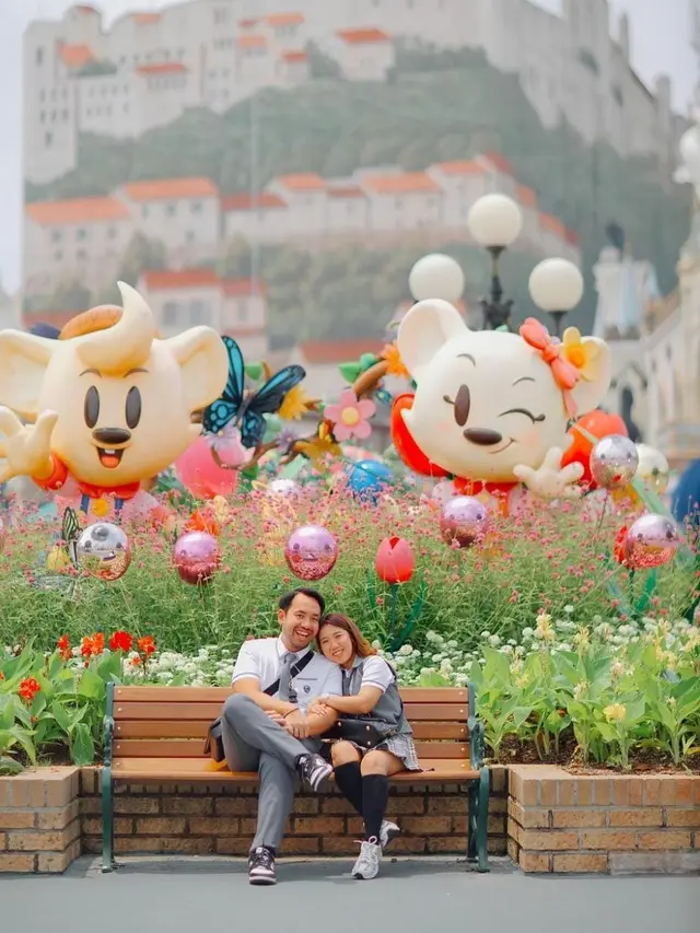 Kiky Saputri dan Suami Memakai Seragam Sekolah