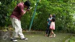 Pengunjung foto di Hutan Kota Srengseng, Kembangan, Jakarta, Rabu (29/3). Pemprov DKI Jakarta akan menjadikan Hutan Kota Srengseng, Kembangan, Jakarta Barat menjadi salah satu destinasi wisata di Jakarta. (Liputan6.com/Gempur M Surya)