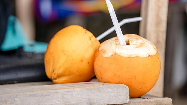 Ilustrasi buah kelapa kuning