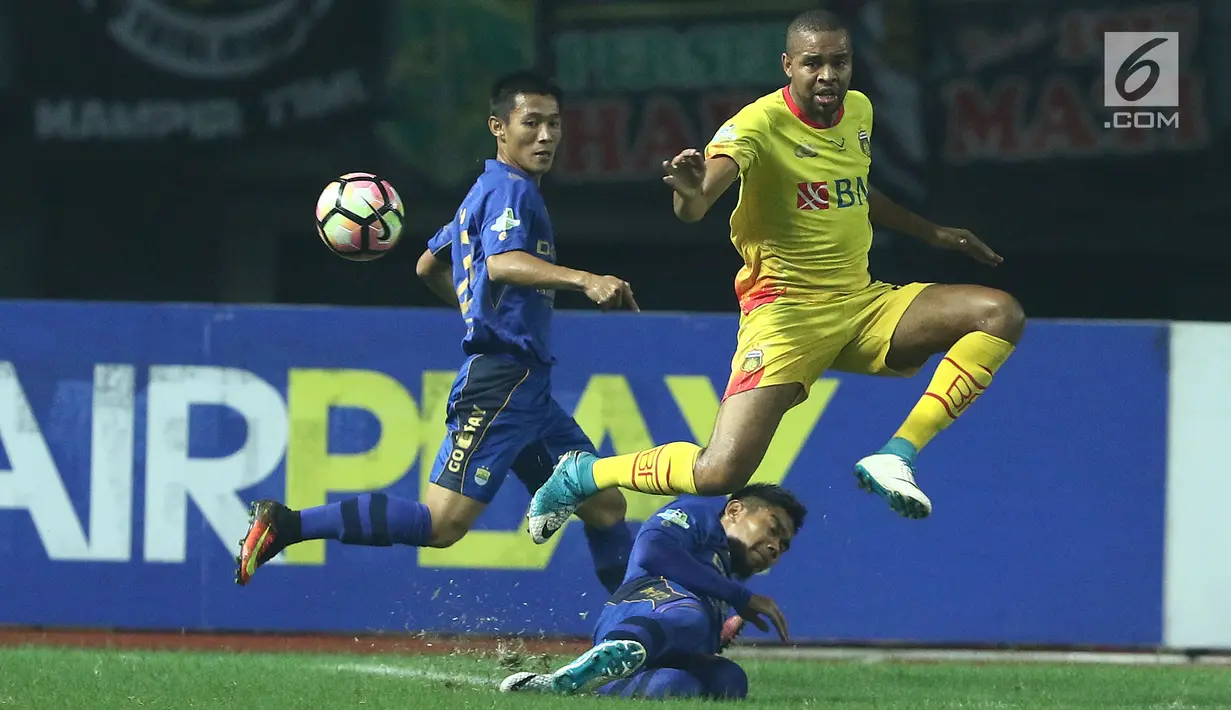 Penyerang Bhayangkara FC, Thiago Furtuoso (kanan) melompat menghindari tekel pemain Persib dilanjutan Liga 1 Indonesia di Stadion Patriot Candrabhaga, Bekasi, Minggu (4/6). Bhayangkara FC unggul 2-0 atas Persib. (Liputan6.com/Helmi Fithriansyah)
