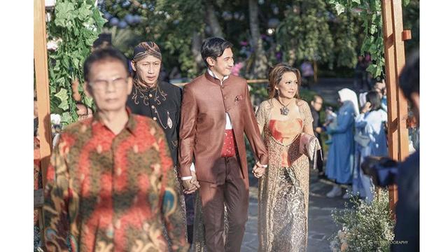 6 Momen Lamaran Resmi Caesar Hito dan Felicya Angelista, Romantis di Pinggir Pantai