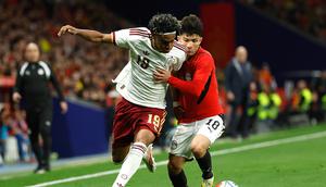 Lamine Yamal memperebutkan bola dengan Islam Issa dalam laga uji coba internasional antara Spanyol vs Mesir di Barcelona, 1 April 2026. (AP Photo/Joan Monfort)