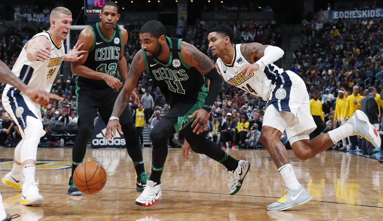 Pemain Boston Celtics, Kyrie Irving (11) berusaha melewati pemain Denver Nuggets, Mason Plumlee (kanan) pada laga NBA basketball game di Pepsi Center, Denver, (29/1/2018). Celtics menang 111-110. (AP/David Zalubowski)