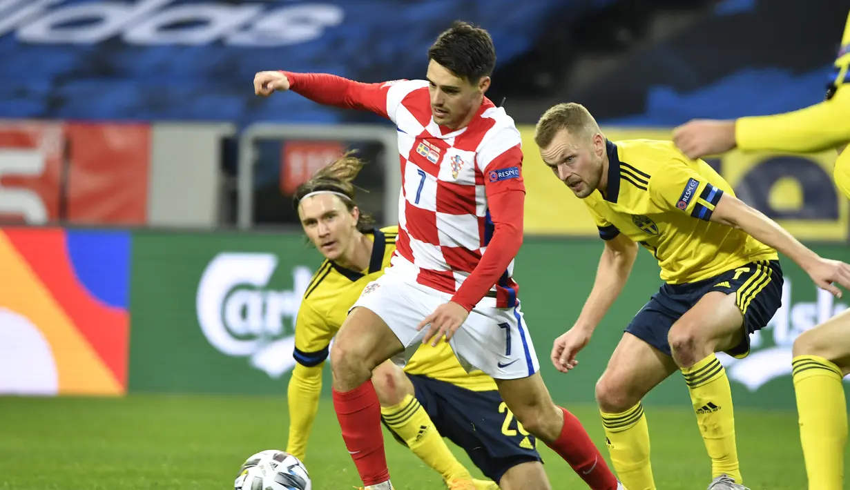 Gelandang Kroasia, Josip Brekalo, diburu para pemain Swedia dalam laga UEFA Nations League Grup 3 di Friends Arena, Solna, Swedia, Minggu (15/11/2020) dini hari WIB. Kroasia menyerah 1-2 dari Swedia. (AFP/Henrik Montgomery/TT News Agency)