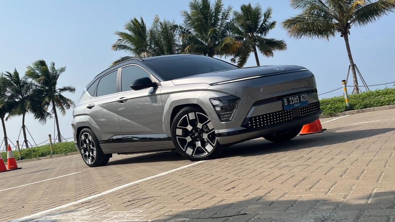 Selain mencoba berbagai fitur yang ditawarkan All New Kona Electric, tim redaksi Otosia.com juga menguji impresi berkendara dan konektivitas smartphone Hyundai Bluelink