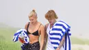 Kini Justin Bieber dan Hailet Baldwin terlihat sedang berjalan-jalan di pantai. (Splashnews.com/HollywoodLife)