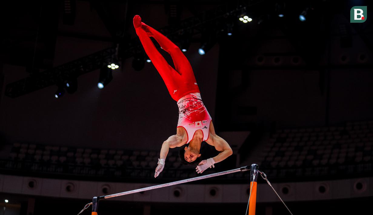 Pesenam putra Jepang, Daiki Hashimoto beraksi dalam nomor palang sejajar pada babak kualifikasi Kejuaraan Dunia Gimnastik 2025 di Indonesia Arena, Senayan, Jakarta, Minggu (19/10/2025). (Bola.com/Bagaskara Lazuardi)