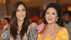 Penyanyi Maia Estianty (kiri) bersama Krisdayanti hadir dalam acara pembukaan Munas I Srikandi Hanura di Jakarta, Senin (30/5). Acara tersebut diadakan dalam rangka perayaan 5 tahun Srikandi Hanura. (Liputan6.com/Immanuel Antonius)