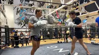 Reza Arianto (kanan) tengah mengasah kemampuan bertinjunya dalam program latihan MMA Fight Academy di San Diego, Amerika Serikat. (Marco Tampubolon/Liputan6.com)