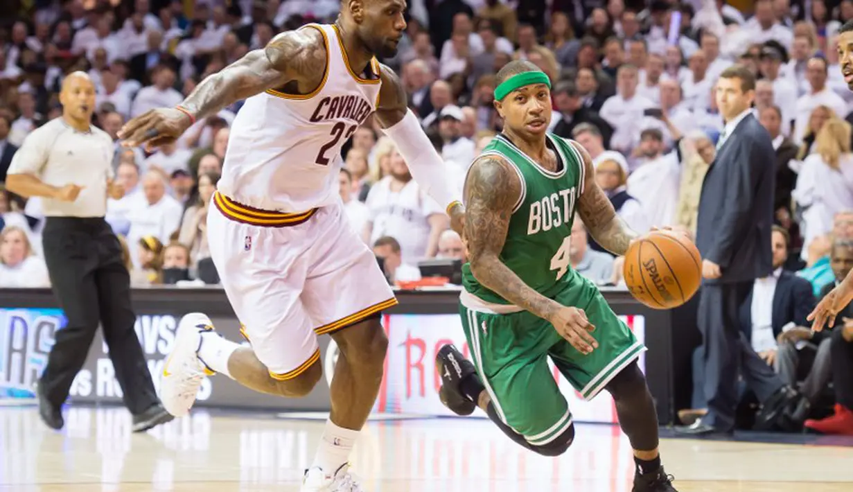 Tak hanya melakukan serangan tapi LeBron James juga rela turun membantu pertahanan, salah satunya ketika dia membatasi gerakan Isaiah Thomas (Jason Miller / GETTY IMAGES NORTH AMERICA / AFP)