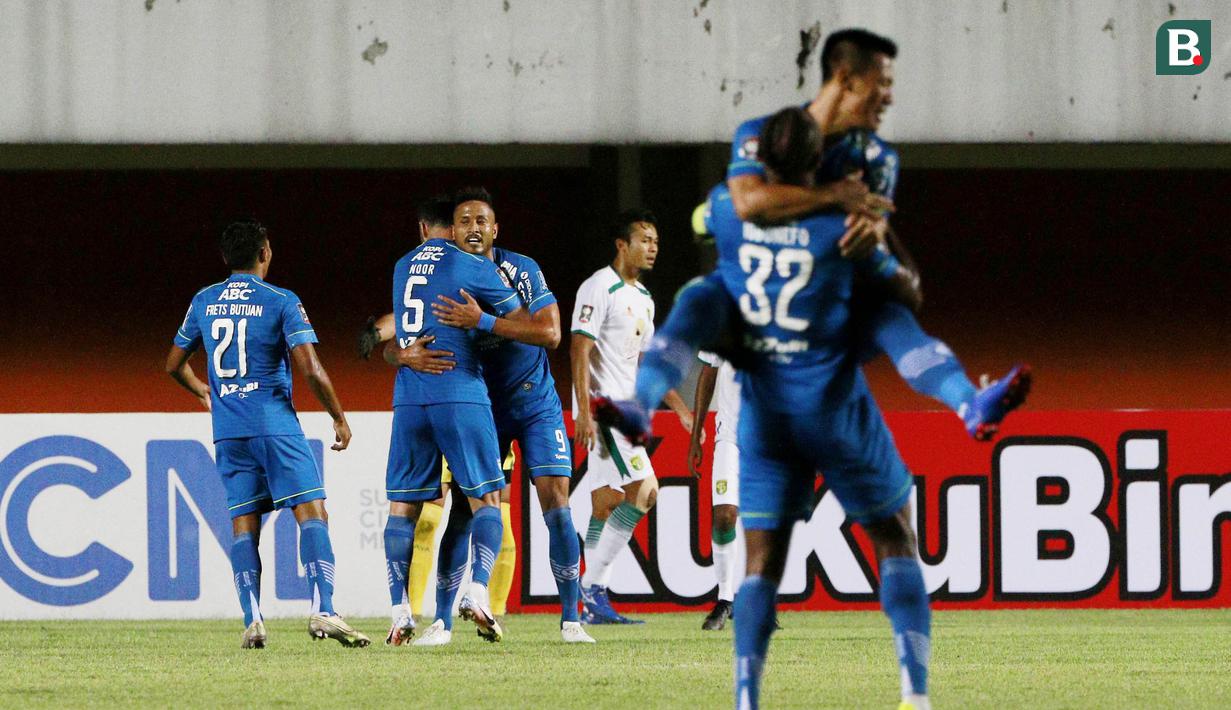 Para pemain Persib Bandung merayakan gol kedua yang dicetak oleh striker Wander Luiz (tengah) ke gawang Persebaya Surabaya dalam laga perempatfinal Piala Menpora 2021 di Stadion Maguwoharjo, Sleman, Minggu (11/4/2021). Persib menang 3-2 atas Persebaya. (Bola.com/M Iqbal Ichsan)