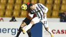 Pemain Juventus, Federico Chiesa, duel udara dengan pemain Benevento pada laga Liga Italia di Stadion Vigorito, Sabtu (28/11/2020). Kedua tim bermain imbang 1-1. (Alessandro Garofalo/LaPresse via AP)