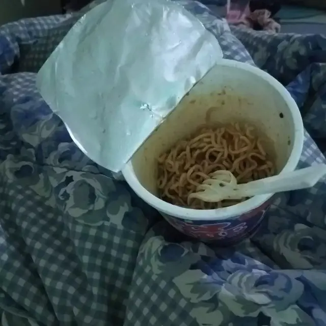6 Potret Pengganti Meja Makan Ini Nyeleneh, Tetap Santai Nikmati Makanan