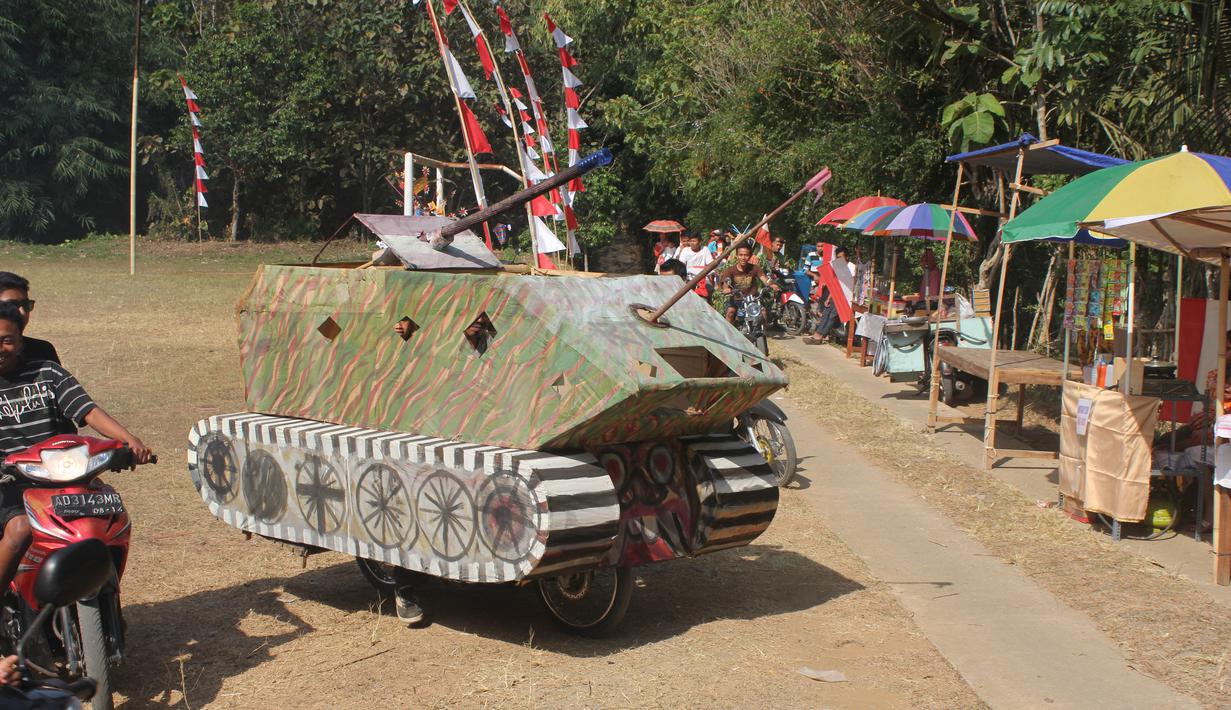 Pengendara motornya harus mengintip dari balik bodi tank. (Source: himpewa.wordpress.com)