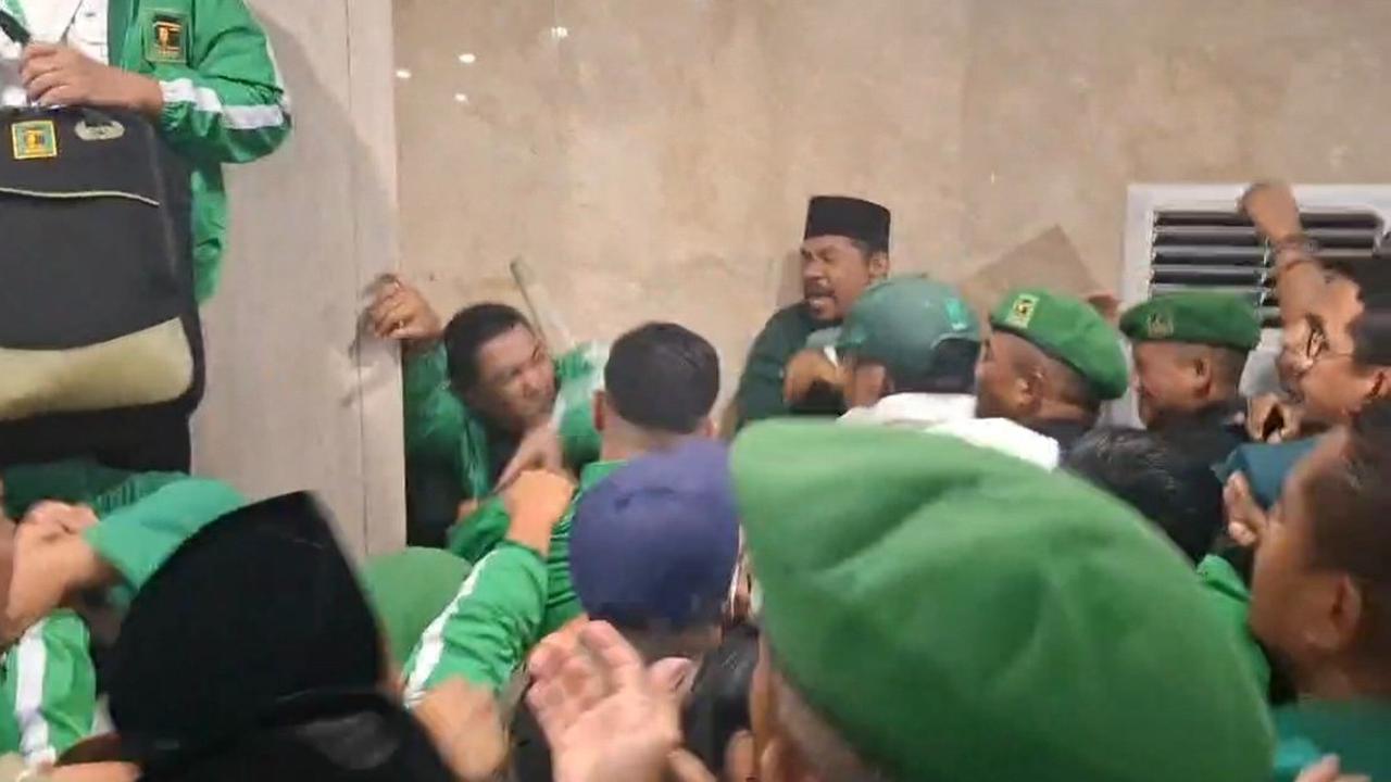 VIDEO: Ricuh! Adu Jotos di Muktamar X PPP, Ngeri Kursi Sampai Dilempar