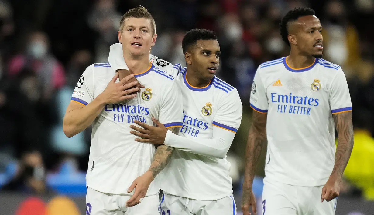 Real Madrid berhasil unggul 1-0 pada menit ke-17 melalui Toni Kroos. Sepakannya dari luar kotak penalti usai menerima umpan mendatar Rodrygo tidak mampu dijangkau Samir Handanovic. (AP/Bernat Armangue)