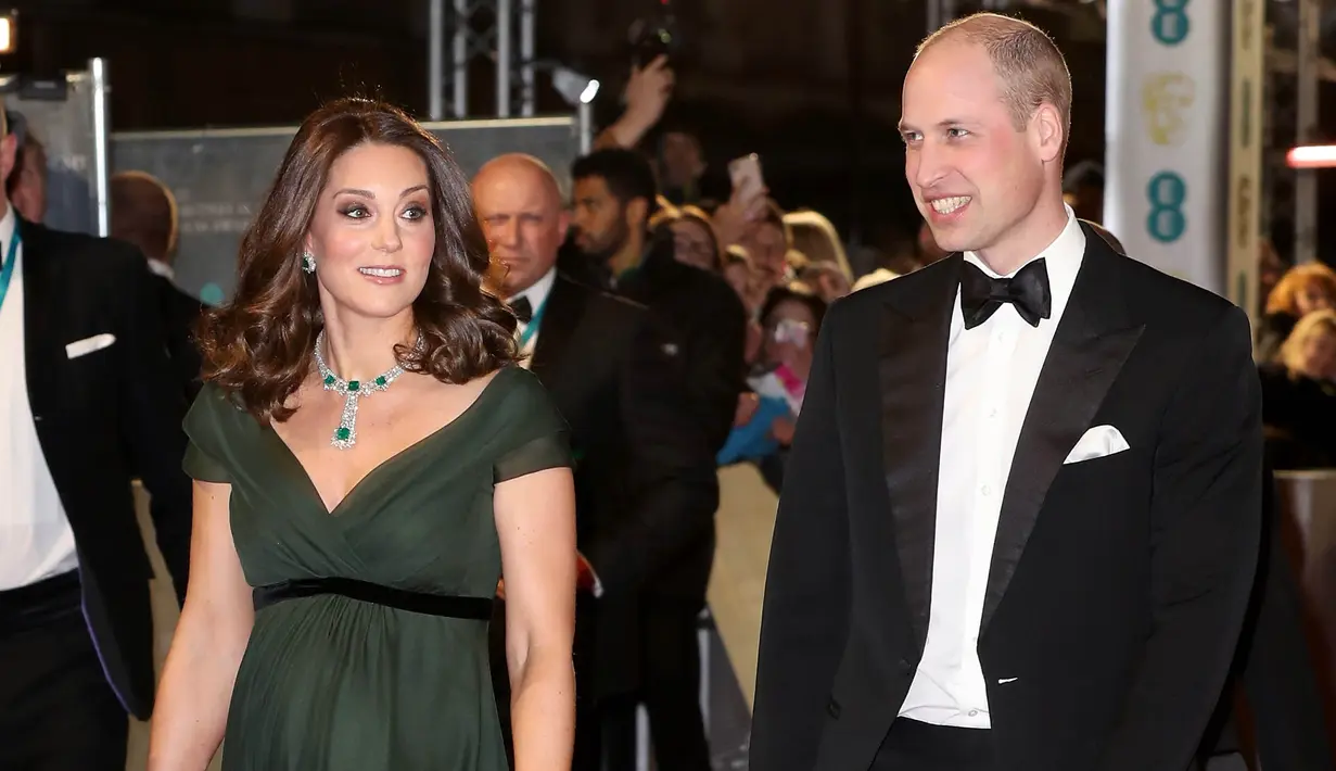 Kate Middleton didampingi Pangeran William berjalan di karpet merah acara penghargaan film British Academy Film Awards (BAFTA) 2018 di London, Minggu (18/2). Namun, pilihan pakaian Kate Middleton mendapat kritik dari beberapa orang. (AP/Antonio Calanni)