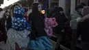 Orang-orang yang melarikan diri dari perang di Ukraina menunggu di stasiun kereta api di Przemysl, Polandia tenggara, Kamis (17/3/2022). Polandia telah menerima sekitar 1,95 juta pengungsi yang melarikan diri dari perang dan agresi Rusia di Ukraina. (AP Photo/Petros Giannakouris)