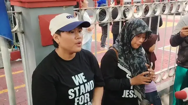 Angelina Margaretha Manic dan Desti yang rela datang dari Bogor guna menyambut Jessica bebas dari Lapas  Pondok Bambu, Jakarta Timur, pada Minggu (18/8/2024).