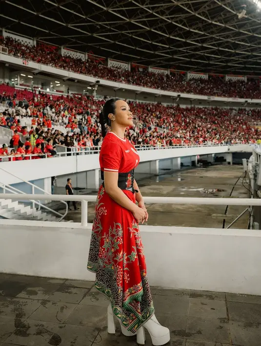 Yura Yunita kenakan jersey yang bertuliskan namanya dipadu dengan kain batik merah bermotif hijau [@yurayunita]