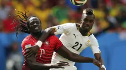 Pemain belakang Ghana, John Boye (kanan), berusaha menahan pergerakan penyerang Portugal, Eder, saat berlaga di penyisihan Piala Dunia 2014 Grup G di Stadion Nasional Brasilia, (26/6/2014). (REUTERS/Ueslei Marcelino)