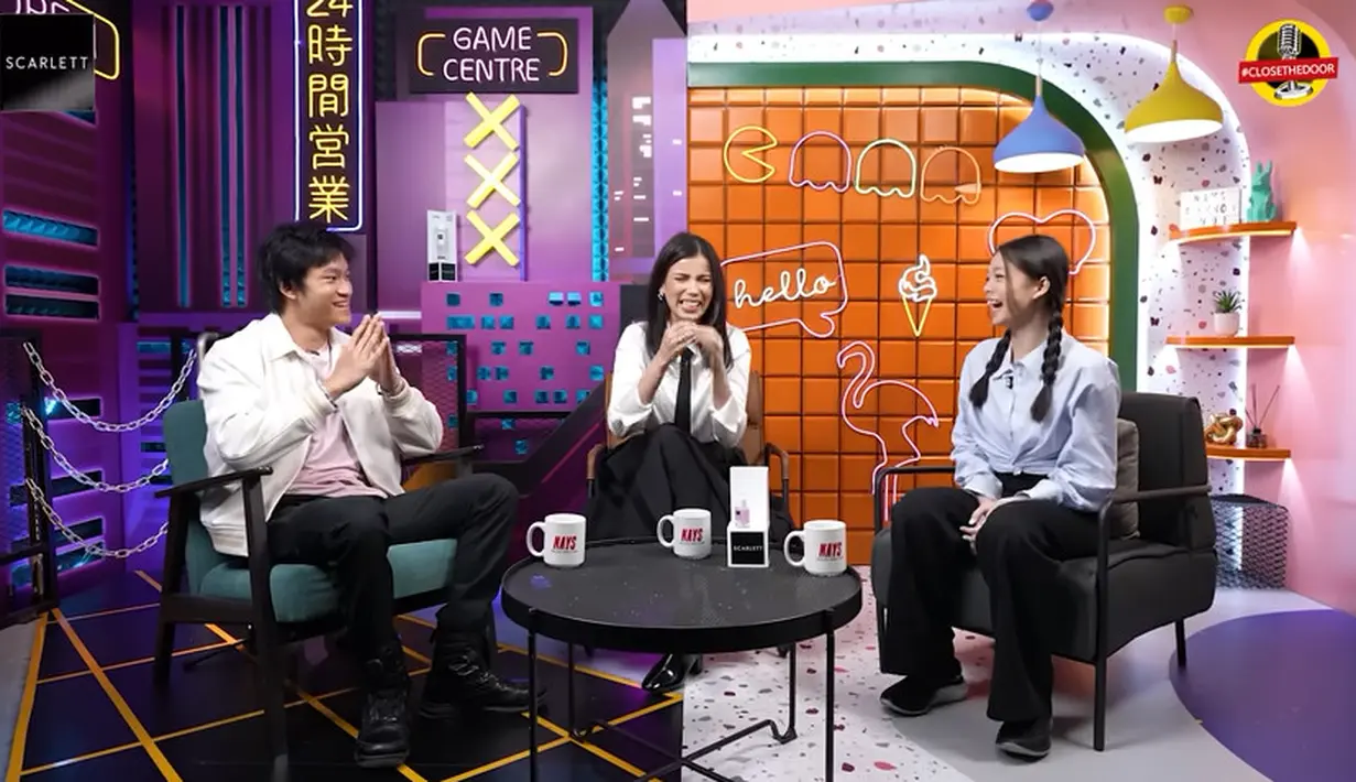 Wanita yang meraih gelar megister dari Universitas Pelita Harapan itu lantas menjelaskan yang dimaksud pelit. Menurutnya, sang suami terlalu banyak perhitungan saat membeli barang. [Youtube/Azka Corbuzier]