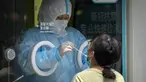 Petugas melakukan tes COVID-19 di tempat pengujian di Beijing, Kamis (19/5/2022). Sebagian wilayah Beijing menghentikan pengujian massal harian yang telah dilakukan beberapa minggu terakhir, tetapi banyak tempat pengujian tetap sibuk karena syarat tes negatif COVID-19 dalam 48 jam terakhir untuk memasuki beberapa bangunan di ibu kota China. (AP Photo/Mark Schiefelbein)