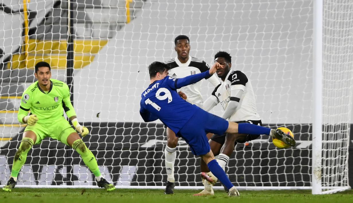 Gelandang Chelsea, Mason Mount melepaskan tendangan ke gawang Fulham yang berbuah gol dalam laga lanjutan Liga Inggris 2020/21 pekan ke-18 di Craven Cottage, Sabtu (16/1/2021). Chelsea menang 1-0 atas Fulham. (AFP/Mike Hewitt/Pool)