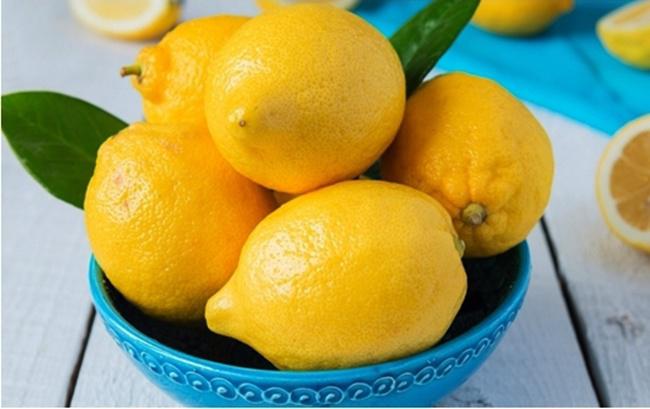 Nutrisi yang terkandung di dalam air lemon dipercaya bisa membuat warna rambut lebih cantik dan manis | Photo: Copyright Thinkstockphotos.com