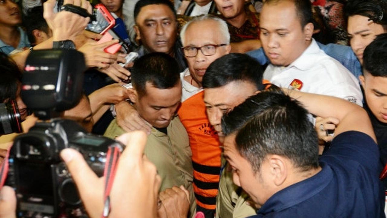 Keluar sebagai tahanan KPK, OC Kaligis dikerubungi wartawan