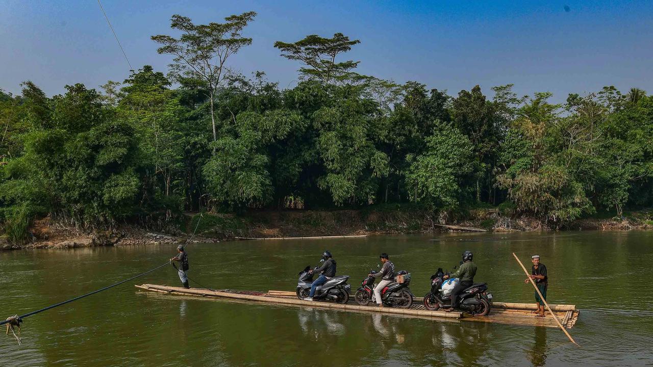 FOTO: Rakit Bambu Terakhir di Sungai Cisadane Masih Melayani Warga