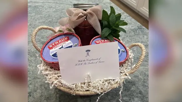 Meghan Markle Kirim Hadiah pada Teman, Tulisan Yang Mulia di Kartu Ucapan Jadi Sorotan