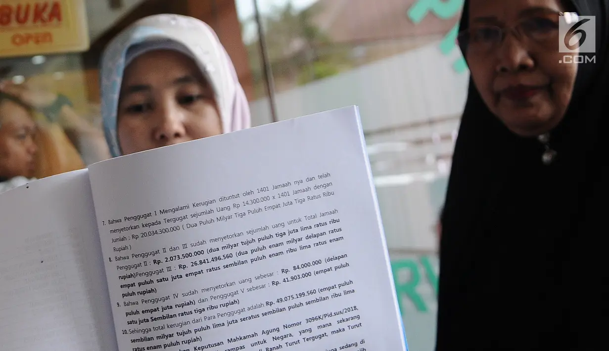Jemaah korban First Travel menujukkan bukti kerugian di Pengadilan Negeri Depok, Jawa Barat, Senin (4/3). Para korban mengajukan gugatan perdata untuk aset First Travel. (Liputan6.com/Herman Zakharia)