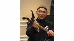 Ronal datang dengan mengenakan pakaian adat Jawa lengkap dengan kerisnya, Gran Mahakam Hotel, Jakarta Selatan, Kamis (22/5/2014) (Liputan6.com/Panji Diksana).