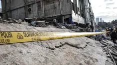Garis polisi terpasang di sekitar lokasi bangunan roboh di Jalan Kyai Caringing, Gambir, Jakarta, Kamis (3/9/2020). Bangunan empat lantai itu roboh dan menimpa kabel listrik serta reruntuhannya menutupi jalan sehingga arus kendaraan arah Harmoni-Grogol sempat dialihkan. (merdeka.com/Iqbal Nugroho)