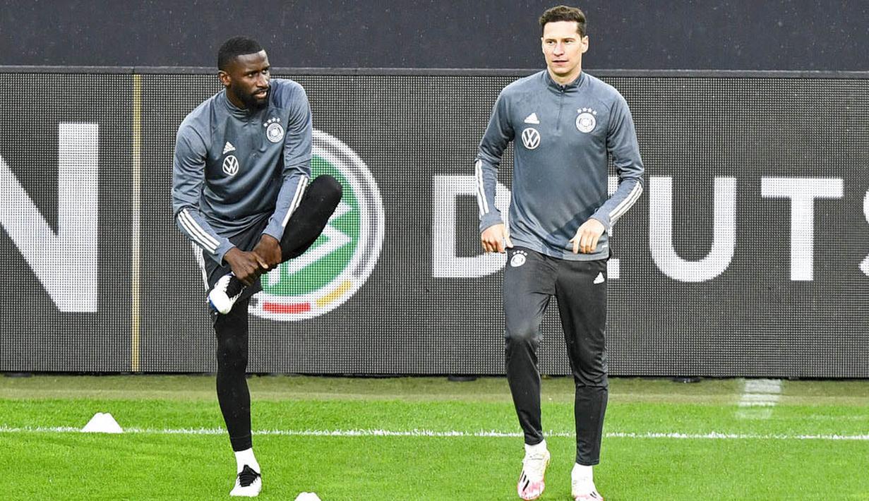 Pemain Jerman, Antonio Ruediger dan Julian Draxler saat sesi latihan jelang laga persahabatan di Koln, Rabu (7/10/2020). Jerman akan berhadapan dengan Turki. (AP Photo/Martin Meissner)