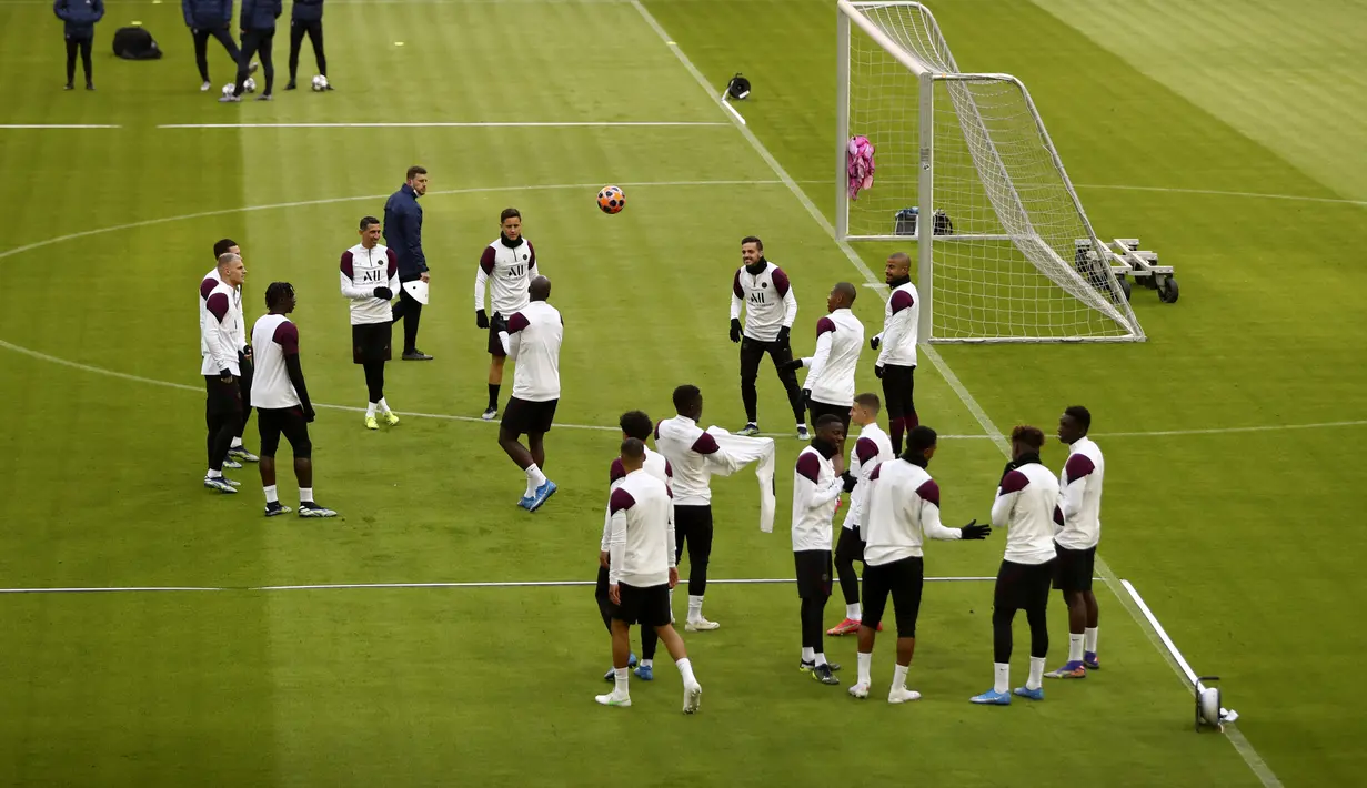 Para pemain PSG mengikuti sesi latihan di di Munich, Jerman (6/4/2021). PSG akan bertanding melawan tuan rumah Bayern Munchen pada leg pertama babak perempat final Liga Champions di Allianz Arena. (AP Photo/Matthias Schrader)