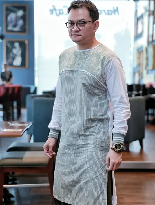 Dalam mini album tersebut, lagu Shalat dijadikan sebagai hits singlenya. Lagu itu diciptakan oleh Hedi Yunus dan Yovie Widianto. Meski tema religi, musikalitas dikemas dengan alunan melodi yang easy listening. (Adrian Putra/Bintang.com)