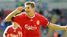 Kapten Liverpool, Steven Gerrard bergembira setelah mencetak  gol penentu kemenangan dalam lanjutan Liga Premier menghadapi Bolton Wanderers di Reebok stadium, Bolton, 29 Agustus 2009. AFP PHOTO/ANDREW YATES