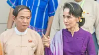 (Kiri) Win Myint, Presiden Myanmar yang baru ditunjuk oleh Parlemen bersama Pemimpin de facto Myanmar Aung San Suu Kyi (AFP PHOTO via Myanmar Times)